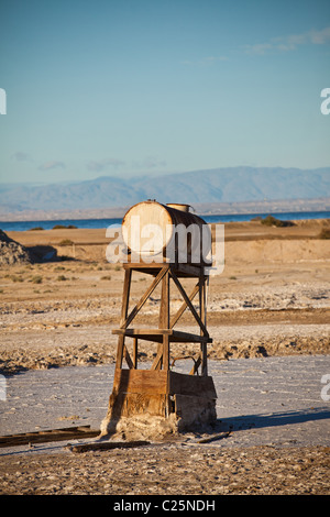 Resti di un rimorchio home sale lungo la costa del Salton Sea a sunrise Imperial Valley, CA. Foto Stock