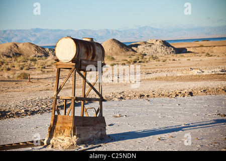 Resti di un rimorchio home sale lungo la costa del Salton Sea a sunrise Imperial Valley, CA. Foto Stock