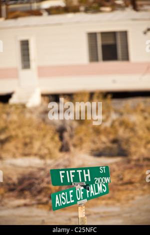 Resti di un rimorchio home sale lungo la costa del Salton Sea a sunrise Imperial Valley, CA. Foto Stock