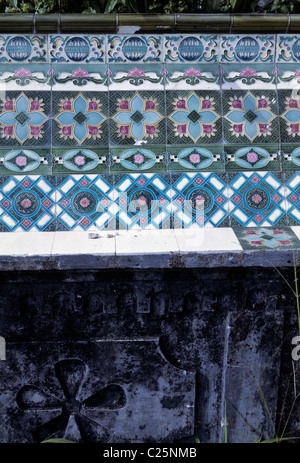 Indian tomba con la decorazione di piastrelle in pietra cimitero comunale, Zanzibar, Agosto 1970. Foto Stock