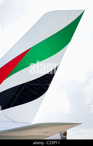 Pinna di coda di un aereo Emirates che mostra il logo Foto Stock