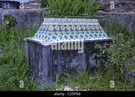 Indian tomba con la decorazione di piastrelle in pietra cimitero comunale, Zanzibar, Agosto 1970. Foto Stock