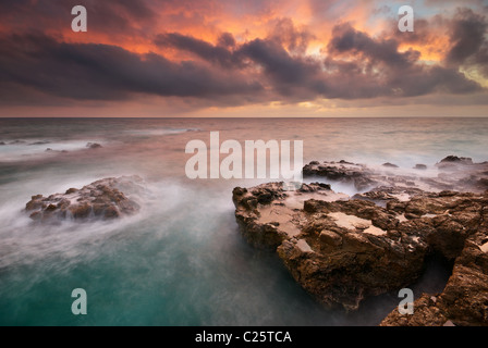 Bellissimo paesaggio marino. Il mare e la roccia al tramonto. La natura della composizione. Foto Stock