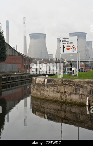 Serratura Ferrybridge sull'Aire & Calder cercando di navigazione verso Castleford con Ferrybridge power station in background. Foto Stock
