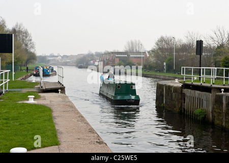 Serratura Ferrybridge sull'Aire & Calder cercando di navigazione verso Goole. Foto Stock