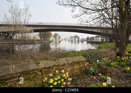 Serratura Ferrybridge sull'Aire & Calder navigazione come visto attraverso la A1 cavalcavia. Foto Stock