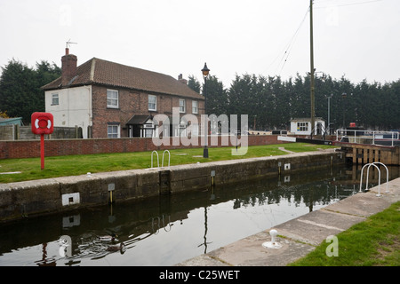 Selby bloccare all'incrocio fiume Ouse, Selby, North Yorkshire con il bloccare i detentori case in background. Foto Stock