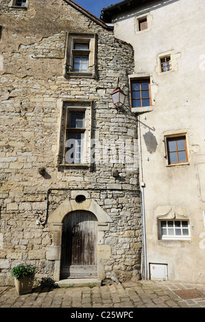 Foto di stock di molte dimensioni diverse finestre su due edificio di Charroux, Francia. Foto Stock