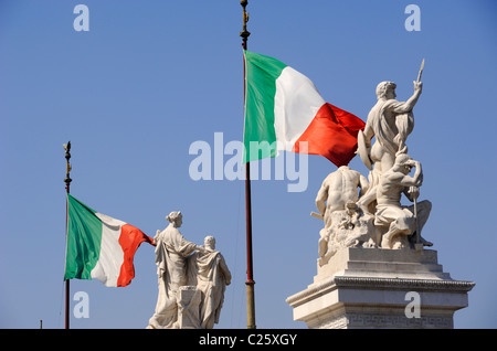 Italia, Roma, Piazza Venezia, Vittoriano, statue e bandiere italiane Foto Stock