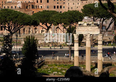 Italia, Roma, via dei fori Imperiali, via dei fori Imperiali e foro di Cesare, tempio di Venere Genitrice Foto Stock