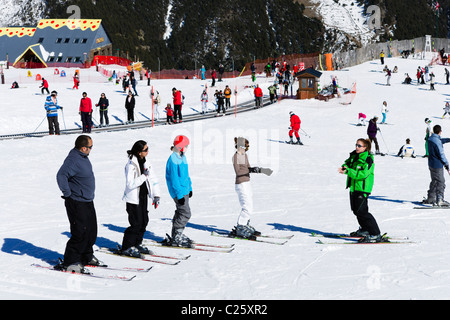 Scuola di sci su piste baby a Comallempla, Arinsal, Vallnord Ski Area, Andorra Foto Stock