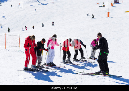 Scuola di sci su piste baby a Comallempla, Arinsal, Vallnord Ski Area, Andorra Foto Stock