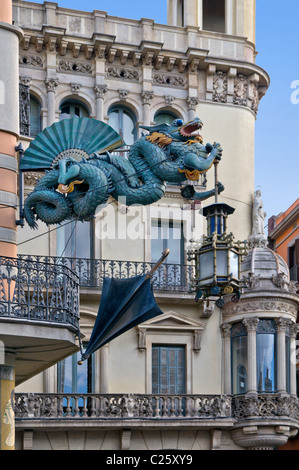 La scultura di un drago sul lato della Casa Quadros edificio su La Rambla ,Barcellona,Catalunya,Spagna Foto Stock