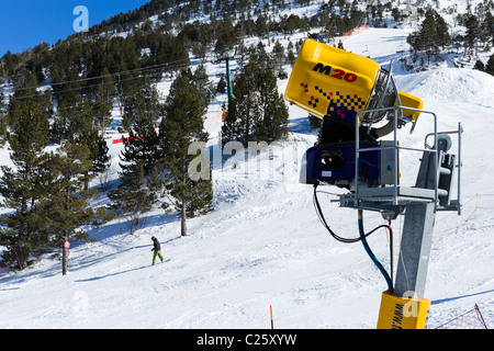 Cannone di neve sulle piste di Arcalis, Vallnord Ski Area, Andorra Foto Stock