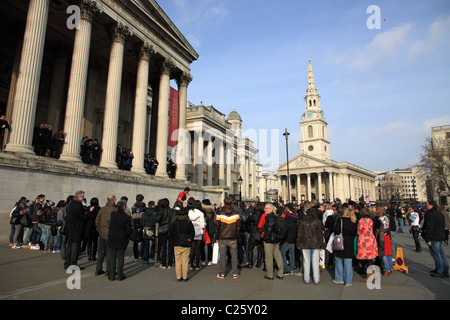 Guardare la folla street entertainer in Trafalgar Square Foto Stock