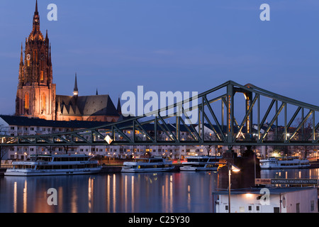 Il Eiserner Steg e Cattedrale di Francoforte di notte, Germania. Foto Stock