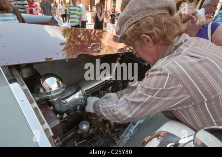 Il proprietario del motore di controllo del suo 1927 Rolls-Royce venti 20HP a Rolls-Royce e Bentley riunione del Club in Świdnica, Slesia, Polonia Foto Stock