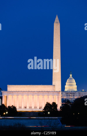 WASHINGTON DC, Stati Uniti d'America - Vista di famosi monumenti lungo a Washington DC il National Mall. Da sinistra a destra (e di primo piano allo sfondo) è il Lincoln Memorial, il Monumento a Washington e il Campidoglio US edificio. Il tiro viene effettuato da vicino l'Iwo Jima Memorial in Arlington, VA, guardando ad est attraverso il fiume Potomac. La distanza tra il Lincoln Memorial e il Campidoglio US edificio è 2.3 miglia--lungo un teleobiettivo usato comprime la distanza. Foto Stock