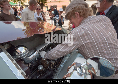 Il proprietario del motore di controllo del suo 1927 Rolls-Royce venti 20HP a Rolls-Royce e Bentley riunione del Club in Świdnica, Slesia, Polonia Foto Stock