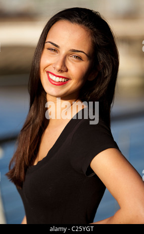 Ritratto di una bella donna caucasica sorridente, London, England, Regno Unito Foto Stock
