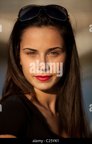 Headshot ritratto di una donna bellissima, London, England, Regno Unito Foto Stock