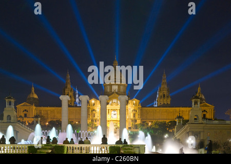 La fontana magica e Palazzo del Montjuic, Barcellona, in Catalogna, Spagna Foto Stock