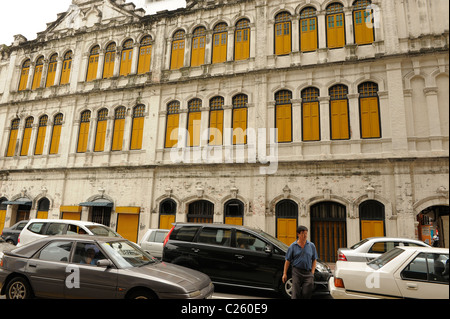 Uomo malay attraversamento strada , trafficata strada principale , Kuala Lumpur, Malesia , sud est asiatico Foto Stock