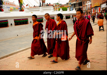 Monaci Tibetani su un pellegrinaggio al tempio di Boudhanath e stupa, Kathmandu, Nepal Foto Stock