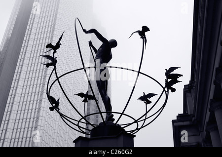 Toronto Union Station e torri finanziario nella nebbia con misty pioggia sulla statua di uomo di pace scultura Foto Stock