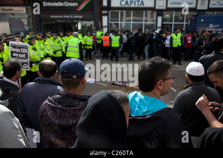 La Difesa inglese League dimostrazione e musulmani contro il razzismo Rally, Blackburn, aprile, 2011 l'Inglese Lega di difesa (EDL) è una lunga strada di destra movimento di protesta che si concentra in opposizione a quello che ritiene di essere una diffusione di islamismo e la Sharia nel Regno Unito. Esso descrive se stessa come un anti-razzista e l organizzazione per i diritti umani. Foto Stock