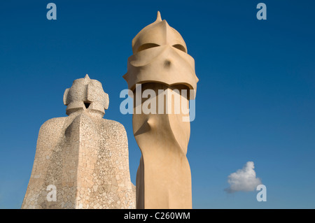 Camini sul tetto di Casa Mila o La Pedrera di Antoni Gaudi,Barcellona,Cataluña Foto Stock