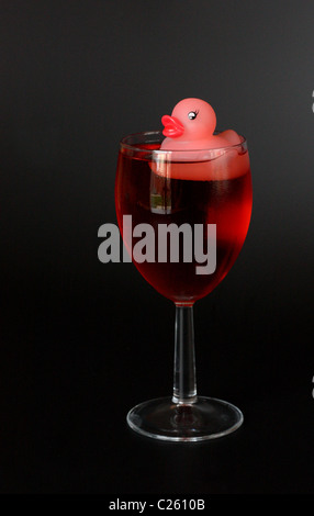 Rubber Duck nel bicchiere di vino rosato Foto Stock
