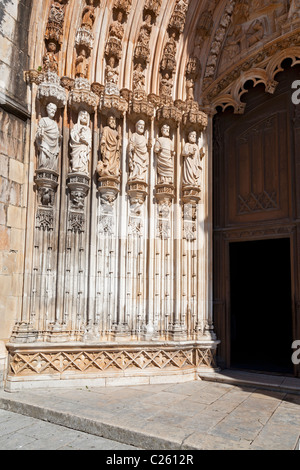 Apostoli a sinistra del Monastero di Batalha portale. Un capolavoro del gotico manuelino e.Patrimonio Mondiale Unesco.Portogallo. Foto Stock