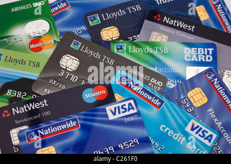 Parte superiore verso il basso della pila di banca diverse carte di credito carte di debito e bankcards dal British Nationwide Lloyds TSB e Nat West banche. Inghilterra Regno Unito Gran Bretagna Foto Stock