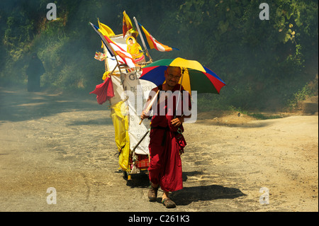 Un monaco buddista sulla strada, Sri Lanka Foto Stock