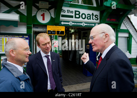 Numero uno: Sir Menzies (Ming) Campbell che mostra il supporto per il gruppo del Partito europeo dei liberali democratici candidato per la Westmorland e Lonsdale, Tim Farron Foto Stock