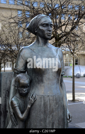 "Donna e bambino" statua di Anne Davidson su Lothian Road, Edimburgo, Scozia, Regno Unito. Foto Stock