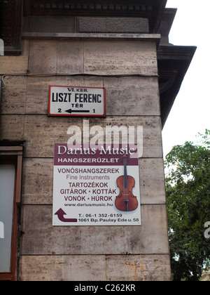 Segno per un negozio di musica su un angolo presso il Franz Liszt Plaza a Budapest, Ungheria Foto Stock