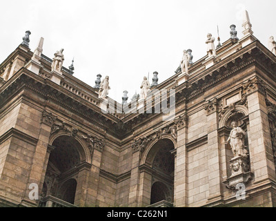 Budapest Opera House. Statue di compositori sono in linea sul tetto dell'edificio. Budapest, Ungheria Foto Stock