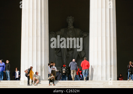 WASHINGTON DC, Stati Uniti d'America - i turisti che visitano il Lincoln Memorial sull'estremità occidentale del National Mall di Washington DC Foto Stock