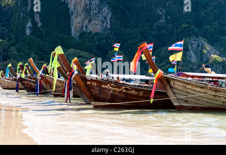Thai longtail barche su Railay Beach a Krabi, nel sud della Thailandia Foto Stock
