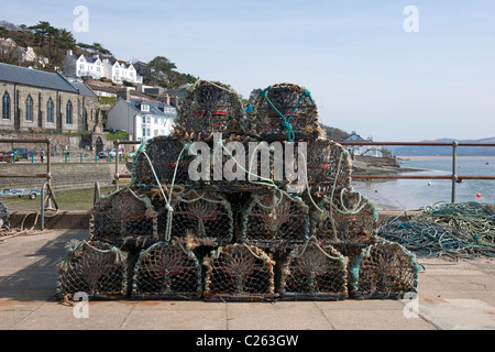 Aragosta bicchieri impilati sul lungomare in Aberdovey (Aberdyfi in Welsh) Foto Stock