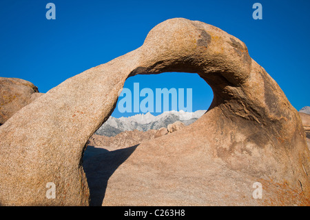 Un rocciatore è ascendente alcuni grandi in arenaria roccia rossa, vicino a Las Vegas in Nevada. Foto Stock