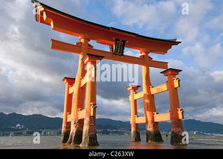 "Fluttuante" torii gate a Miyajima (Itsuku-shima) all'ingresso di sacrario di Itsukushima-jinja sacrario scintoista, Giappone. Foto Stock