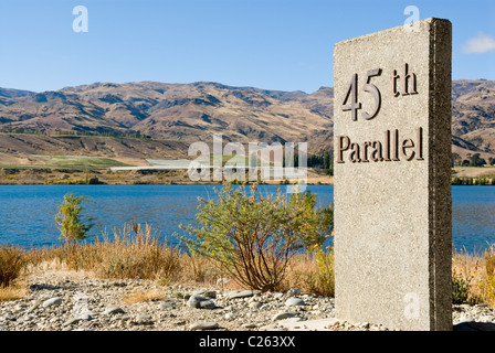 Quarantacinquesimo parallelo marker al Lago Dunstan vicino a Cromwell di Central Otago, Nuova Zelanda Foto Stock