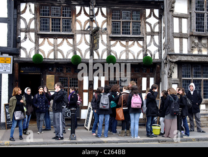 Gli studenti stranieri a Stratford-upon-Avon Town Center, Warwickshire, Regno Unito Foto Stock