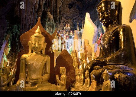 Grotta con più di 800 Golden Statue di Buddha. Pindaya, stato Shan, Birmania. Foto Stock