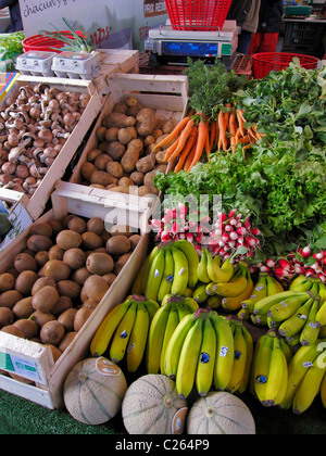 Parigi, Francia, primo piano, cibo fresco, frutta, verdure, in mostra nel mercato agricolo biologico all'aperto, Boulevard Batignolles, Street Vendor, business sostenibile, cibo sano Foto Stock