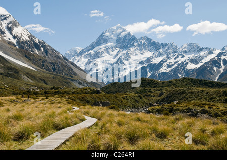 Baordwalk attraverso il Hooker Valley, Mt Cook in background, Isola del Sud della Nuova Zelanda Foto Stock