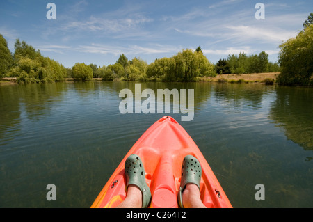 Kayaking sul braccio Wairepo del Lago Ruataniwha, vicino a Twizel, Isola del Sud della Nuova Zelanda Foto Stock